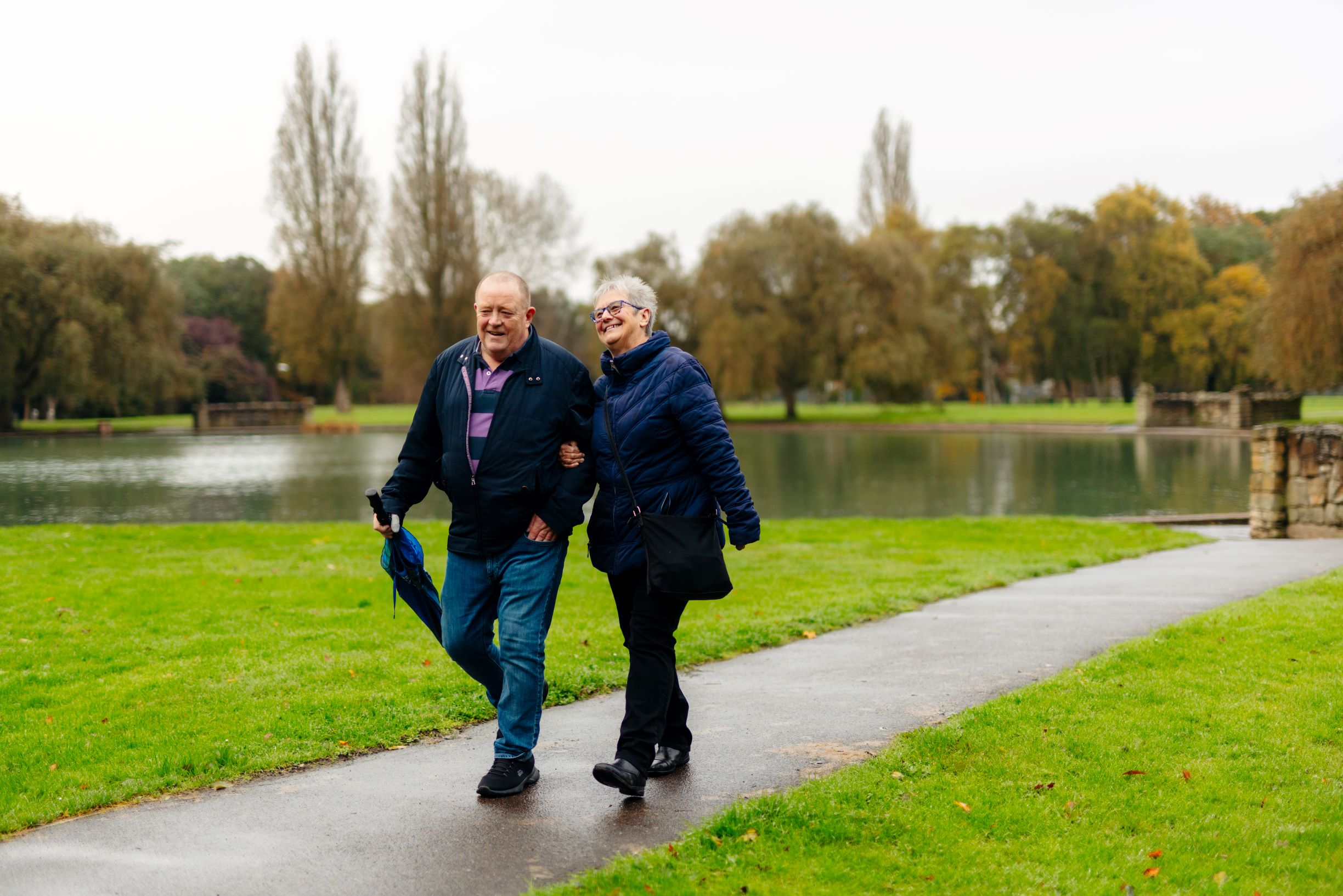 Two people walking in Hull