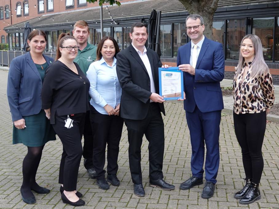 Hull City Council present Holiday Inn Hull Marina with its Modeshift STARS certificate.